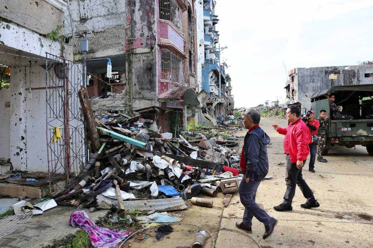 A GLOW OF HOPE: In time for the 1st year commemoration of the Marawi Siege, Energy Secretary Alfonso G. Cusi together with DOE Undersecretary Felix William B. Fuentebella, the energy family, LASURECO, the donors (i.e., USAID-B LEADERS and One Meralco Foundation) and the Task Force Bangon Marawi inspected on Thursday morning the installation of solar streetlights at the Marawi siege's most affected area. 
