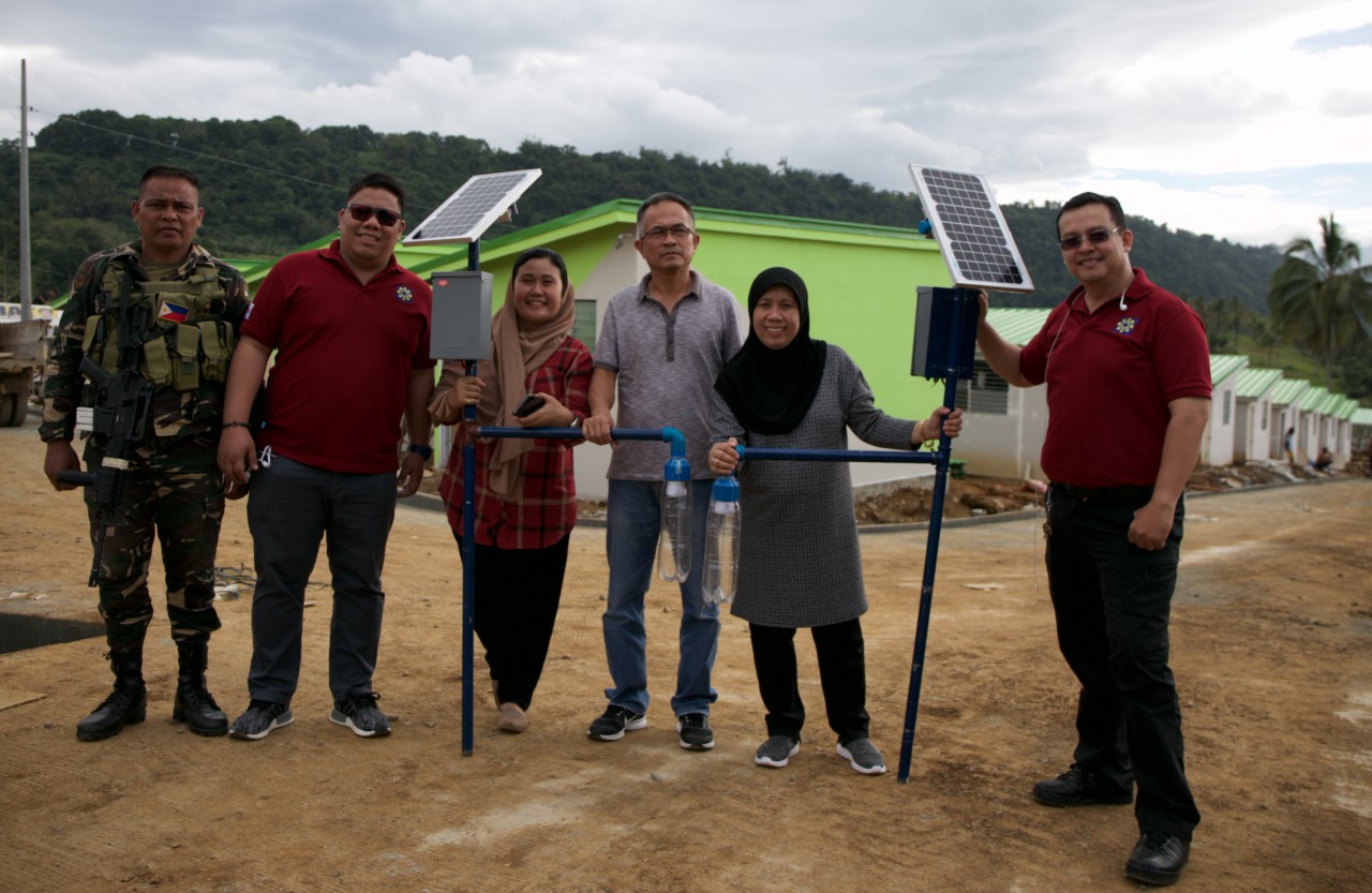 LIGHTING MARAWI: Two donated solar streetlights are assembled and tested by the teams of Department of Energy, Lanao del Sur Electric Cooperative, Inc. (LASURECO), Task Force Bangon Marawi and the military. 