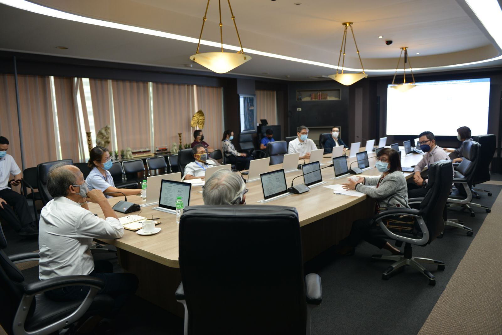 LOOK: Energy Secretary Alfonso G. Cusi again met with Manila Electric Company (Meralco) officials yesterday (3 June) to discuss the implementation of his earlier suggestion to issue a new electricity bill to consumers, based on actual meter readings, and that the previous bills based on estimated consumption be disregarded.