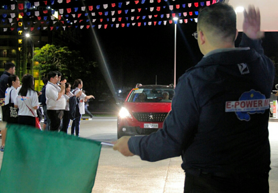 READY, SET, GO: DOE Undersecretary Felix William Fuentebella waves the starting flag in kicking off the 13th DOE Fuel Economy Run at Clark, Pampanga Nov. 20-22. The aim of the Fuel Economy Run was to raise awareness on the importance of fuel-efficient technology in automobiles and the positive impact of said technology on motorists and the environment.