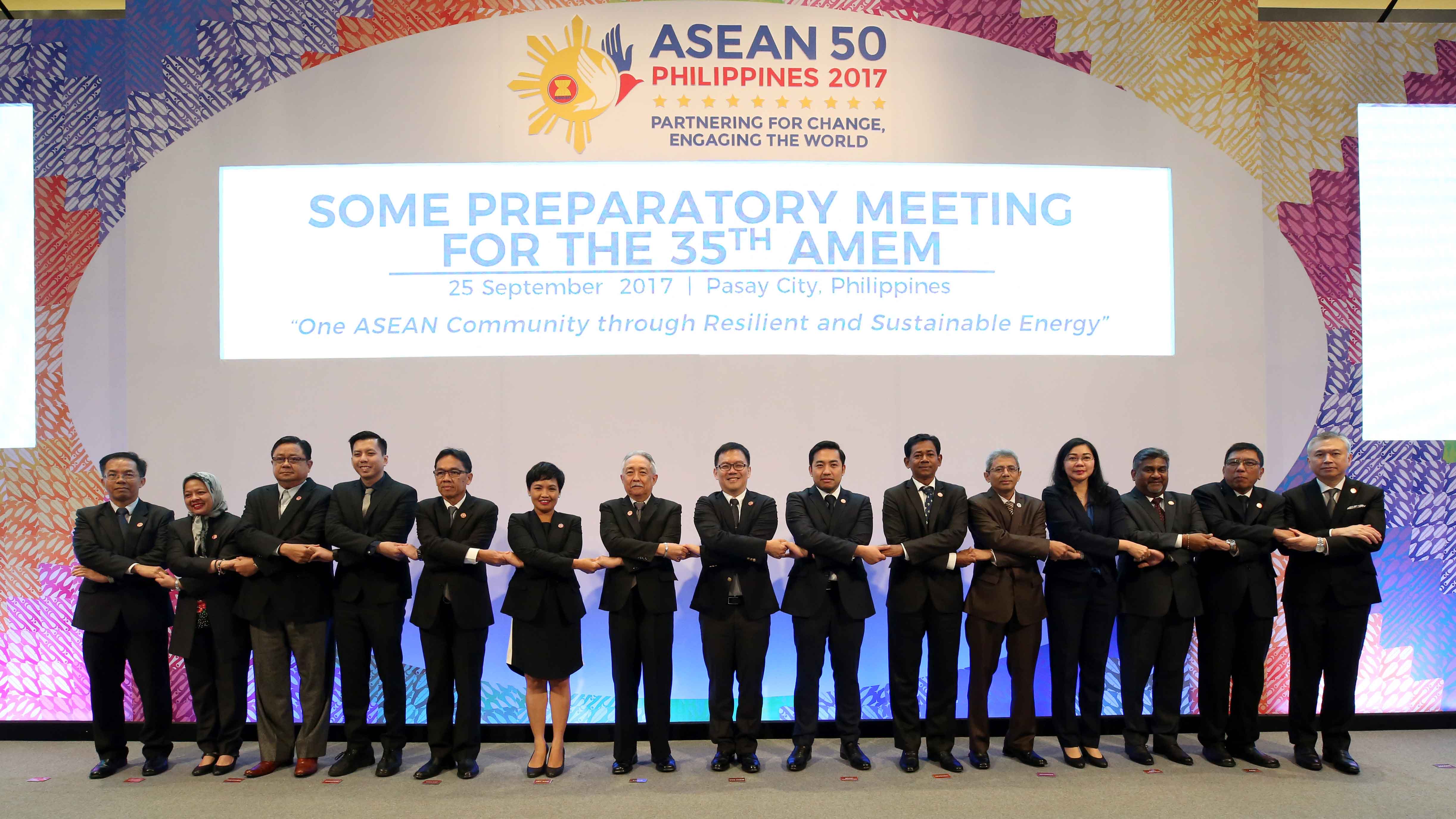 ONE ASEAN IN MANILA: Senior Officials on Energy of the ASEAN discussed today (25 September) the progress of implementing the Work Programmes under the ASEAN Plan of Action for Energy Cooperation (APAEC) ‎2016-2025 during the Senior Officials Meeting on Energy Preparatory Meeting signaling the kick-off of the 35th ASEAN Ministers on Energy Meeting (AMEM35). Standing together for the solidarity pose are the ASEAN Senior Officials and ASEAN sub-network group representatives: (L-R) Permanent Secretary Dr. Daovo