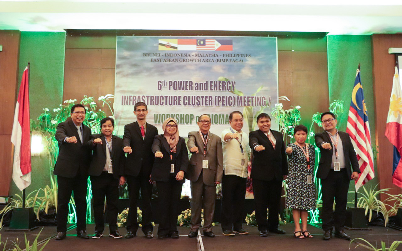 UNITED FOR E-POWER: Undersecretary Benito L. Ranque, Head of the Philippine Delegation, and other participants make the E-Power Mo fist during the Capacity Building on Biomass Workshop on 3 July 2018 in Puerto Princesa City, Palawan. The event is part of the 6th Power and Energy Infrastructure Cluster Meeting, which aims to promote the use of renewable energy resources, specifically biomass and biofuels. E-Power Mo‘s E-Diskarte principle encourages the utilization of renewable and alternative energy sources