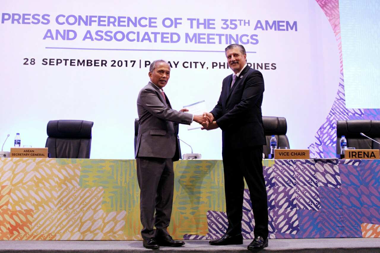 STUDY TURN-OVER: Philippine Department of Energy Secretary Alfonso G. Cusi (L), Chair of the 35th ASEAN Ministers Energy Meeting and Associated Meetings (AMEM35), thanks International Renewable Energy Agency Director General Adnan Amin (R) during the official turn-over of the IRENA study entitled "Accelerating the Deployment of Renewable Energy Mini-Grids for Off-Grid Electrification- A Study on the Philippines.” The turnover of the RE study was held during the concluding press conference of the AMEM35 at t