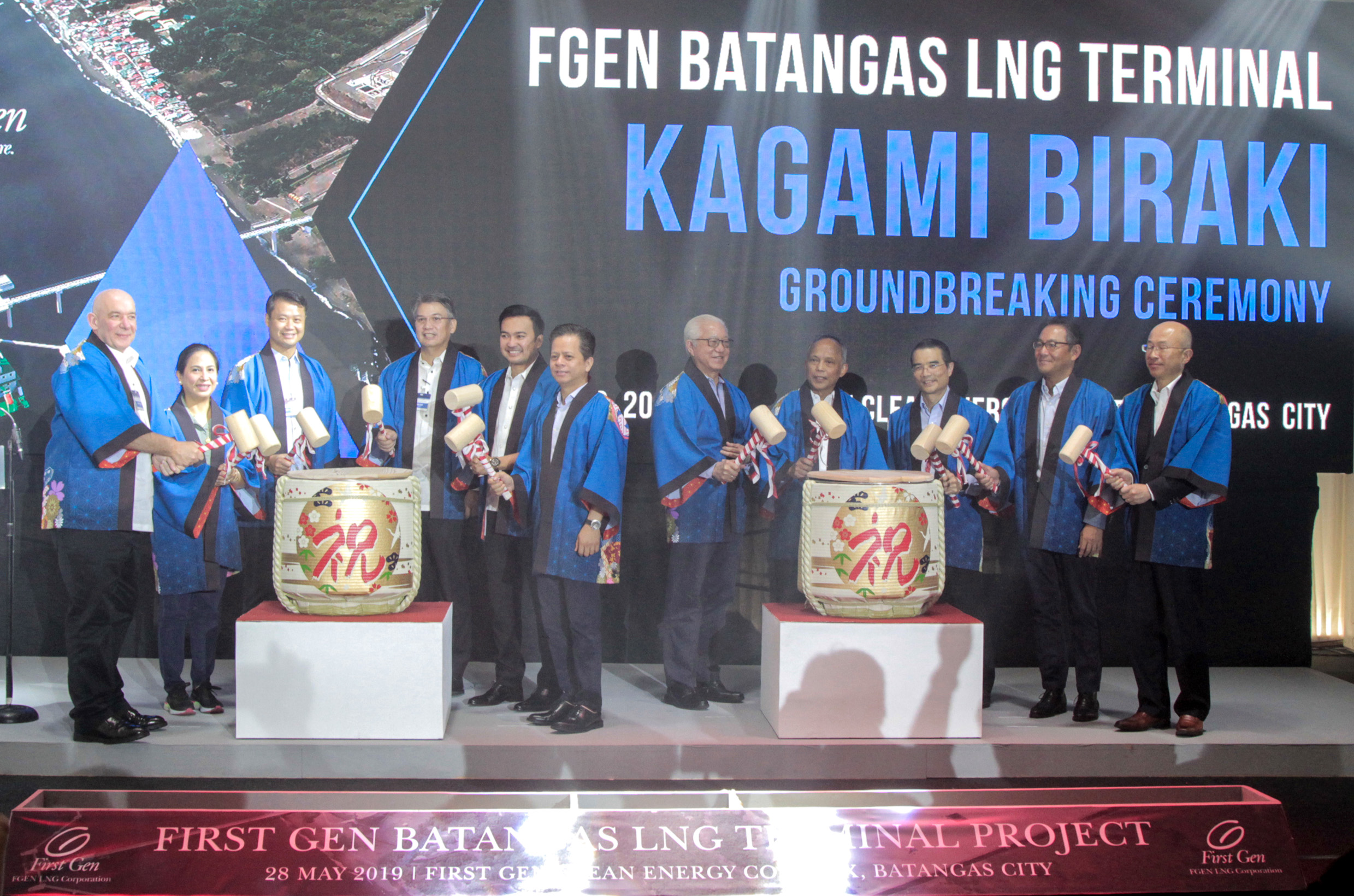 Give it a BREAK: Energy Secretary Alfonso Cusi joins First Gen LNG Corp. chairman Federico Lopez in opening two casks of sake wine during the Japanese themed Kagami Biraki groundbreaking ceremony for FGen LNG terminal project in Batangas City.    (L-R) Joining them during the ceremony were First Gen Executive Vice President and Chief Commercial Officer Jonathan Russell, Batangas City Mayor Beverley Rose Dimacuha, Senate Energy Committee Chairman Sherwin Gatchalian, First Gen President and Chief Operating Of