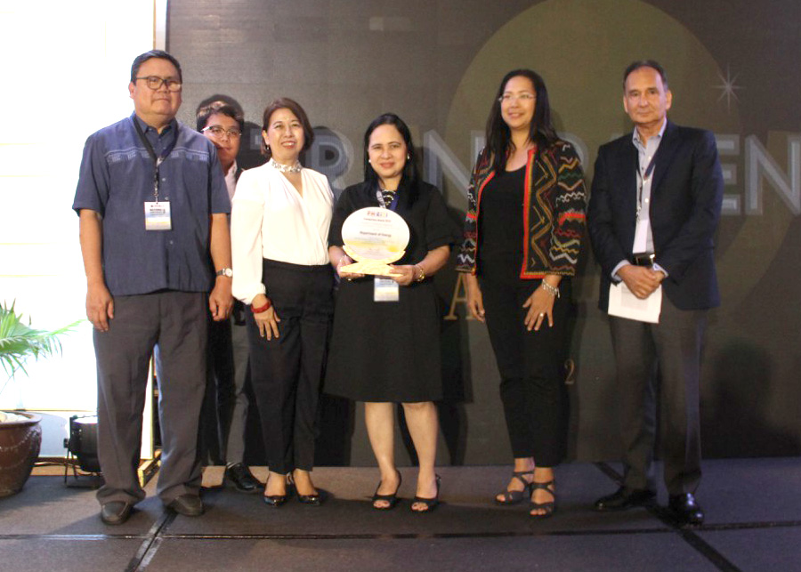 PH-EITI representative Director Araceli S. Soluta receives the Excellence in Reporting Award, along with Energy Resource Development Bureau Assistant Director Ismael U. Ocampo (leftmost) during the awarding ceremony. (in photo from L-R: DOE Asst. Dir Ismael U. Ocampo; Mr. Carl Mark Pat of the accounting firm, Isla Lipana/PwC; Assistant Secretary Ma. Teresa S. Habitan of the Department of Finance; DOE Dir. Araceli S. Soluta; Ms. Pamela Grafilo, National Coordinator of Bantay Kita-Publish What You Pay Ph
