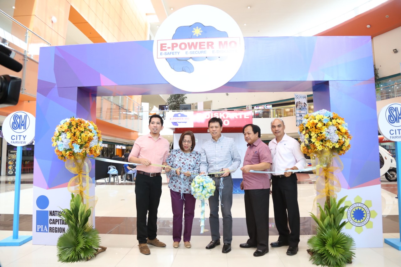 Officials from the DOE and PIA-NCR formally open the Interactive Energy Expo 2018 to the public. (L-R) In photo are PIA-NCR Officer-in-Charge Emver P. Cortez, PIA Staff Director Emelyn Q. Libunao, DOE Asec. Robert B. Uy, DOE-Energy Utilization Management Bureau Director Jesus T. Tamang, and DOE Energy Efficiency and Conservation Division Chief Artemio P. Habitan.