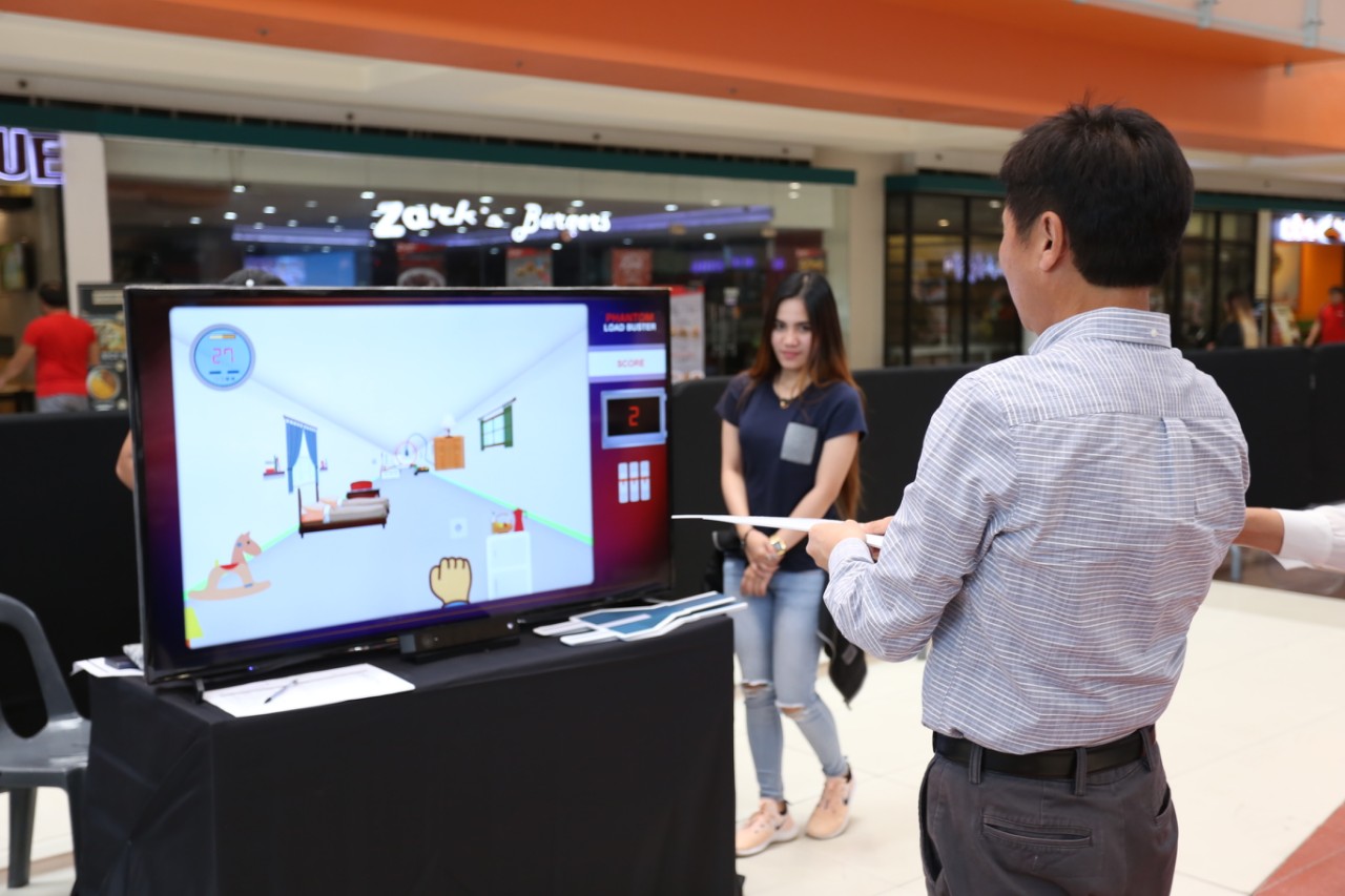 DOE Asec. Robert B. Uy tries the Phantom Buster Load Game.