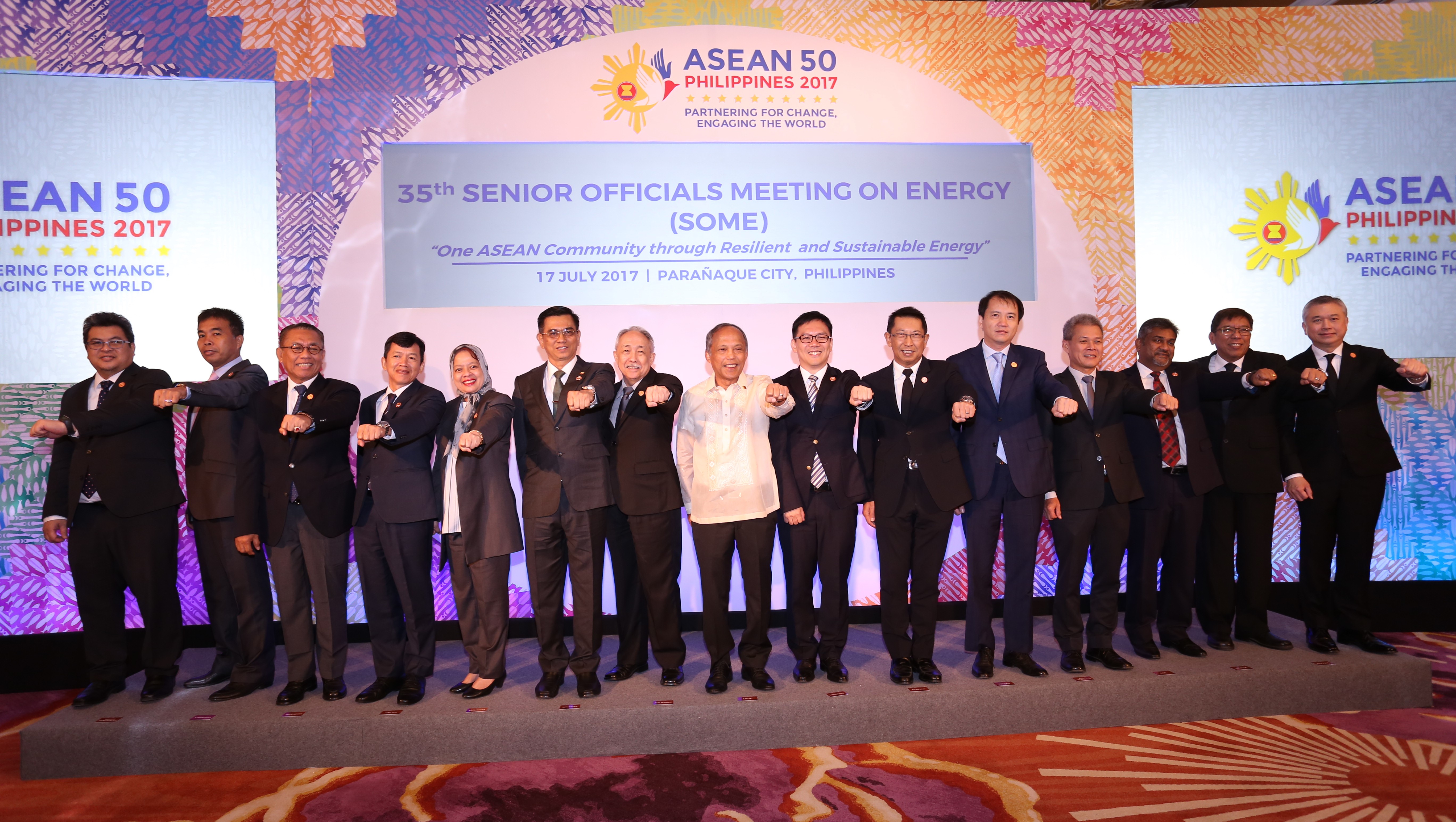 EMPOWERING A UNIFIED ASEAN: Philippine DOE Secretary Alfonso Cusi together with the ASEAN Senior Officials on Energy animated the E-Power Mo! pose during the 35th ASEAN Senior Official Meetings on Energy at Okada Manila, Parañaque City. In photo with Sec. Cusi (center) are (L-R) Dato Jamain Julaihi (Brunei Darussalam), Sodavath Chan (Cambodia), Andy Noorsaman Sommeng (Indonesia), Khamso Kouphokham (Lao PDR), Badriyah Ab malek (Malaysia), Htein Lwin (Myanmar), DOE Usec. Jesus Cristino Posadas (Philippines), 