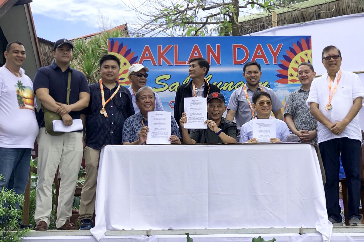 Energy Secretary Alfonso G. Cusi (center) together with Transportation Secretary Arthur P. Tugade (L) and Interior and Local Government Secretary Eduardo M. Año (R) displayed the signed Memorandum of Agreement, marking the donation of 200 energy efficient electric tricycles to Boracay Island.