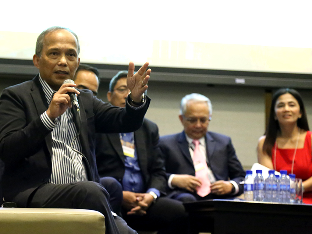 Energy Secretary Alfonso G. Cusi today expressed to the coal industry stakeholders during the Coal Business and Policy Forum 2016 on Wednesday (16 November) at the New World Hotel in Makati City that “What we’re trying to address is to bring down the electricity cost, by finding the right energy formula that will also reduce carbon emissions as part of climate change mitigation.