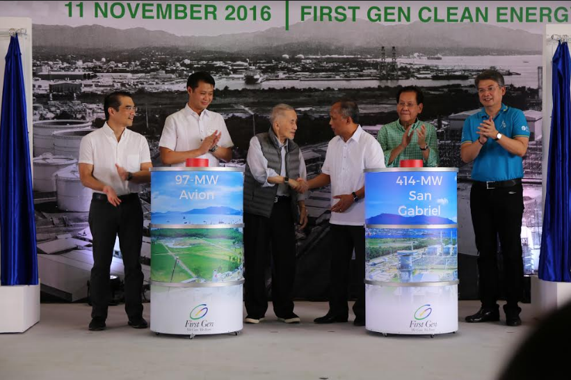 Energy Secretary Alfonso G. Cusi led the commercial operation ceremonies of the 414-MW San Gabriel and 97-MW Avion Natural Gas Power Plants Friday (11 November) in Batangas City. In photo is Sec. Cusi (right) shaking hands with Lopez Group Chair Emeritus, Oscar M. Lopez. Also, witnessing the ceremonies are (L-R) First Philippine Holdings (FPH) Chair & CEO Federico R. Lopez, Senator Sherwin Gatchalian, former Senator Sergio Osmeña and FPH President and Chief Operating Officer Francis Giles Puno during the sa