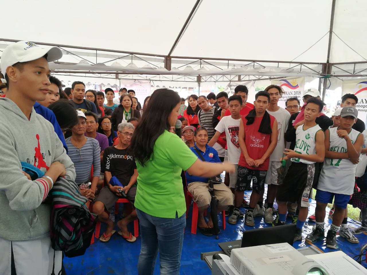 Frontline officers of the Department of Energy (DOE) braved the stormy weather to empower energy consumers during the commemoration of Philippine Independence on 12 June at the Rizal Park.