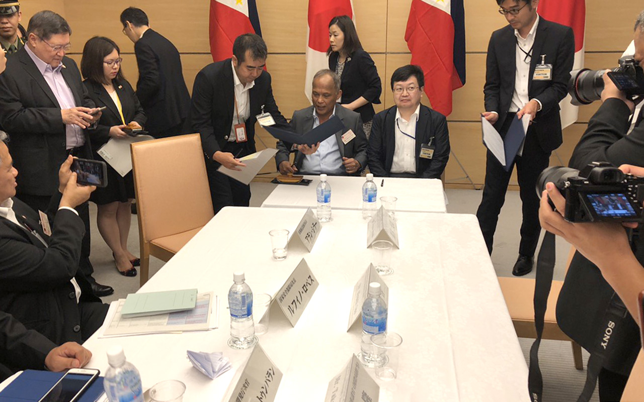 Energy Secretary Alfonso G. Cusi and Japanese Ministry of Economy, Trade and Industry Deputy Director-General Kazuhisa Kobayashi during the signing of the letter of intent (LOI) on technical cooperation in the Philippine power sector between METI and the Department of Energy (DOE) of the Philippines.