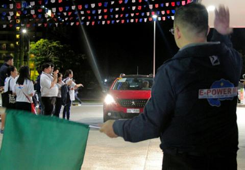READY, SET, GO: DOE Undersecretary Felix William Fuentebella waves the starting flag in kicking off the 13th DOE Fuel Economy Run at Clark, Pampanga Nov. 20-22.  The aim of the Fuel Economy Run was to raise awareness on the importance of fuel-efficient technology in automobiles and the positive impact of said technology on motorists and the environment.