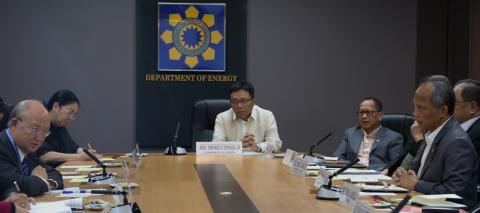 NUCLEAR ENERGY MEET: Energy Secretary Alfonso G. Cusi (R) discusses the nuclear energy option with International Atomic Energy Agency (IAEA) Director General Yukiya Amano (L)
