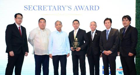 Energy Secretary Alfonso Cusi together with DOE Senior Undersecretary Jesus Posadas, Assistant Secretary Robert Uy and Technical Evaluation Committee Chair Mr. Gerry Manares presented the Secretary's Award to the representatives of San Miguel Yamamura Packaging Corp. - Manila Plastics Plant during the 35th Don Emilio Abello Energy Efficiency Awards (DEAEEA) held last 7 December at the Passion Restaurant, Maxims Hotel in Pasay City.