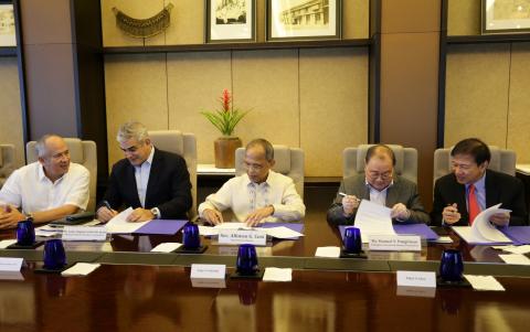 In photo with Sec. Alfonso G. Cusi during the MOU signing ceremony for intensified energy resiliency efforts between the DOE and PDRF are Aboitiz Equity Ventures CEO Erramon M. Aboitiz, Ayala Corp. CEO Jaime Augusto Zobel de Ayala, First Pacific Co. Ltd. CEO Manny V. Pangilinan, and PDRF President Rene S. Meily.