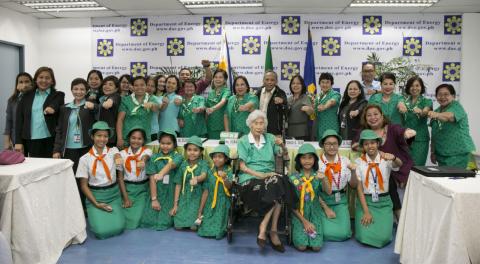 E-POWERING GSP: A ceremonial signing of the MOU on an educational partnership between the Department of Energy (DOE) led by Secretary Alfonso Cusi and the Girl Scouts of the Philippines (GSP) led by GSP National President Susan Locsin was held last Tuesday (30 January). The DOE and GSP sealed this partnership to conduct lectures on basic energy concepts to Girl Scouts nationwide. This forms part of the DOE's E-Power Mo program which seeks to empower energy consumers  to practice E-Safety Mo energy-saving me