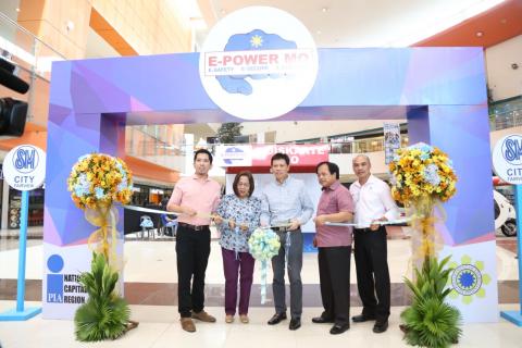 Officials from the DOE and PIA-NCR formally open the Interactive Energy Expo 2018 to the public. (L-R) In photo are PIA-NCR Officer-in-Charge Emver P. Cortez, PIA Staff Director Emelyn Q. Libunao, DOE Asec. Robert B. Uy, DOE-Energy Utilization Management Bureau Director Jesus T. Tamang, and DOE Energy Efficiency and Conservation Division Chief Artemio P. Habitan. 