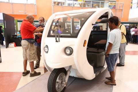 Guests get to closely examine the e-trike and hybrid vehicle on display at the two-day (6 and 7 July) International Energy Expo 2018 of the Department of Energy (DOE) and the Philippine Information Agency being held at the SM City Fairview Activity Center. 