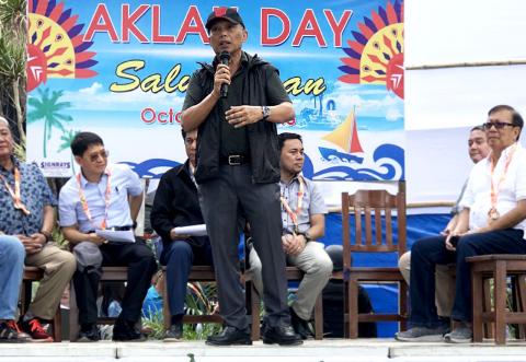  SUSTAINABLE ISLAND TRANSPORT: “We have to offer a new perspective for the Boracay transport system through alternative energy technologies. The e-trikes is a concrete example of this and the government’s promise of building back Boracay better,” Energy Secretary Alfonso G. Cusi underscored on Monday (15 October 2018) during the ceremonial signing of the Memorandum of Agreement for the donation 200 e-trikes to the country’s tourism jewel – the Boracay Island –for its nearing re-opening to the public after a