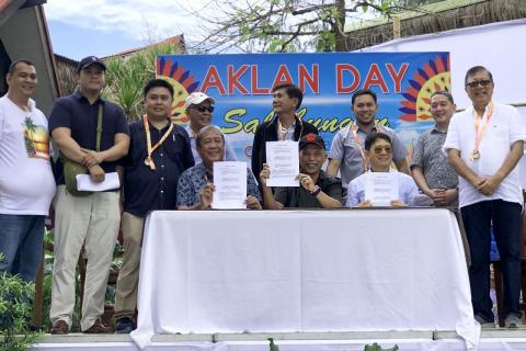 Energy Secretary Alfonso G. Cusi (center) together with Transportation Secretary Arthur P. Tugade (L) and Interior and Local Government Secretary Eduardo M. Año (R) displayed the signed Memorandum of Agreement, marking the donation of 200 energy efficient electric tricycles to Boracay Island. 