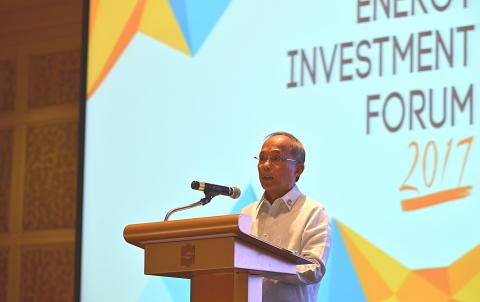 COMPETITIVE ENERGY INVESTMENTS: Department of Energy (DOE) Secretary Alfonso G. Cusi on Thursday emphasized that the government is pursuing an innovative, competitive and sustainable energy environment by facilitating investments. Cusi announced this during his Keynote Address at the 29th Energy Investment Forum held on December 7, 2017 at the Makati Shangri-La. The investment forum is among the major programs in celebration of National Energy Consciousness Month (NECM).