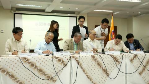 The DOE and the heads of the implementing agencies of the Pantawid Pasada Program sign the Joint Memorandum Circular, providing the implementation guidelines for the fuel subsidy scheme. (L-R) LTFRB Chair Martin B. Delgra III, DOE Sec. Alfonso G. Cusi, DOTr Sec. Arthur P. Tugade, DBM Sec. Benjamin E. Diokno, LBP President Alex V. Buenaventura, and DOF ASec. Antonio G. Lambino II.