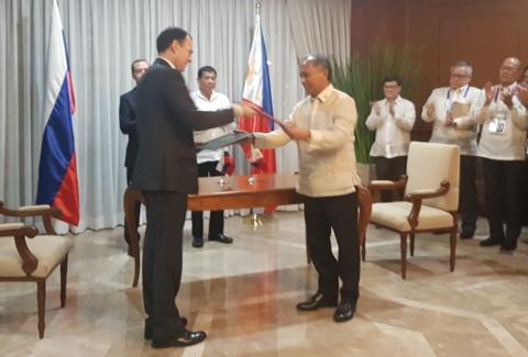 IT'S A DEAL: Philippine Department of Energy Secretary Alfonso Cusi and Russian Federation State Atomic Energy Corporation (Rosatom) Deputy Director General Nikolay Spassky exchange the signed documents of the Memorandum of Cooperation (MOC) in front of witnesses, Philippine President Rodrigo Duterte and Russian Prime Minister Dmitry Medvedev.