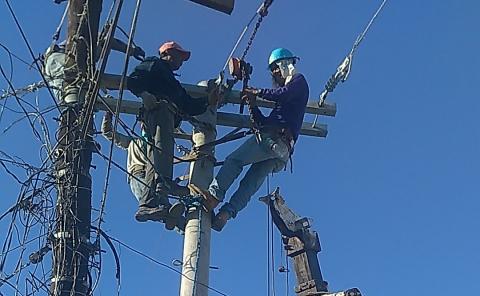 For their selfless dedication, Energy Secretary Alfonso G. Cusi salutes the heroes of the power sector during the supertyphoon Lawin restoration efforts.