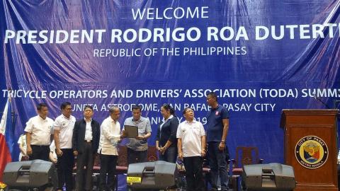 Department of Energy (DOE) Secretary Alfonso G. Cusi joins President Rodrigo R. Duterte yesterday (23 January) in turning over 170 electric tricycles (e-trikes) to the city of Mandaluyong during the Tricycle Operators and Drivers’ Association (TODA) Summit held at the Cuneta Astrodome in Pasay City. 